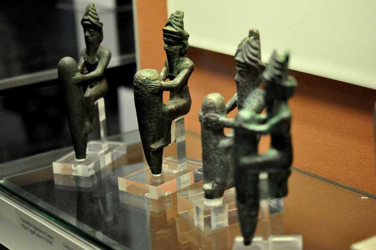 1920px-Four_statuettes_of_Mesopotamian_gods