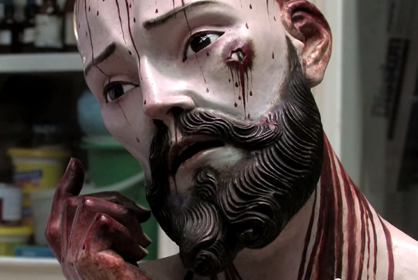 Jesus-Christ-statue-with-human-teeth