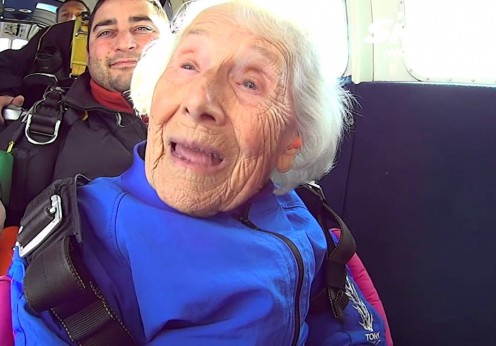 La 96 de ani a zburat cu paraşuta