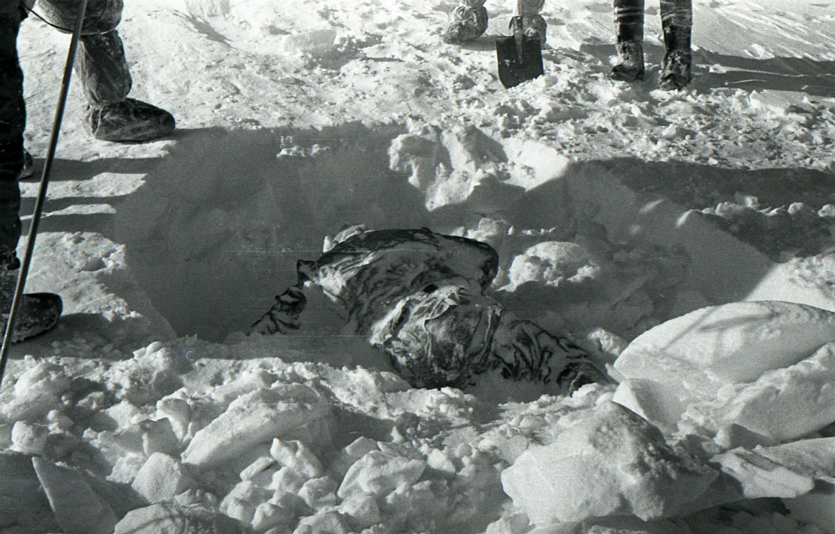 Resturile lui Rustem Slobodim descoprite în zăpadă de autorităţile sovietice. Sursa Wikipedia