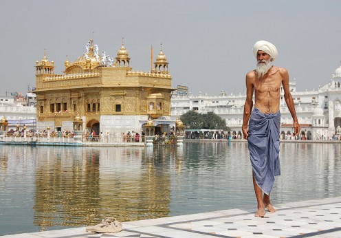 1024px-Sikh_pilgrim_at_the_Golden_Temple_(Harmandir_Sahib)_in_Amritsar,_India