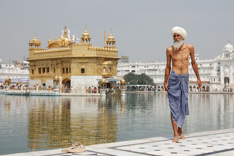 1024px-Sikh_pilgrim_at_the_Golden_Temple_(Harmandir_Sahib)_in_Amritsar,_India
