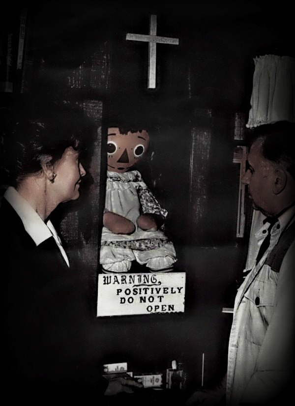 Ed şi Lorraine Warren cu păpuşa Annabelle la Occult Museum. Autor foto Felipe112233. Sursă Wikipedia.