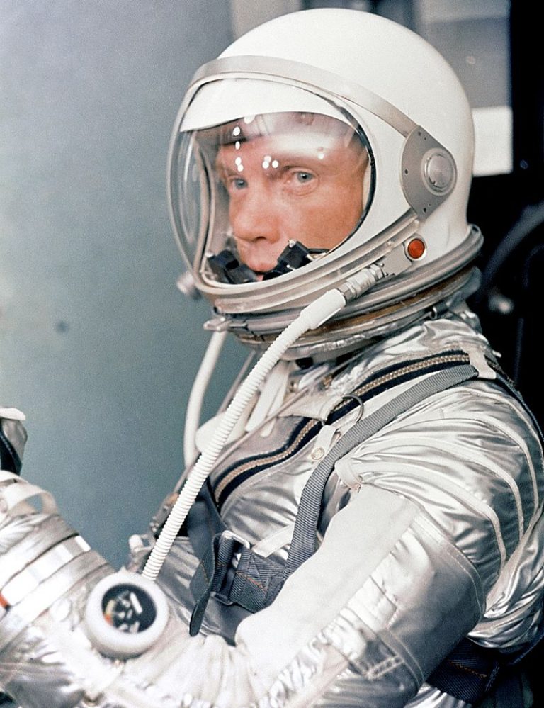 John Glenn in costum spatial, foto NASA, sursa Wikipedia