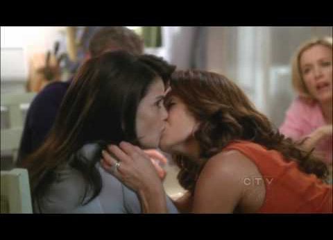 Eva Longoria sărutând-o pe Teri Hatcher