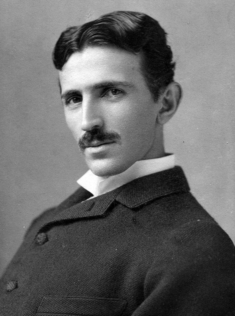 Nikola Tesla foto de Napoleon Sarony sursa Wikipedia