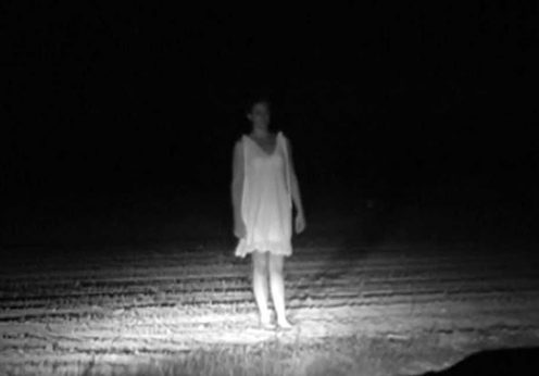 Fantomă în noapte pe un drum