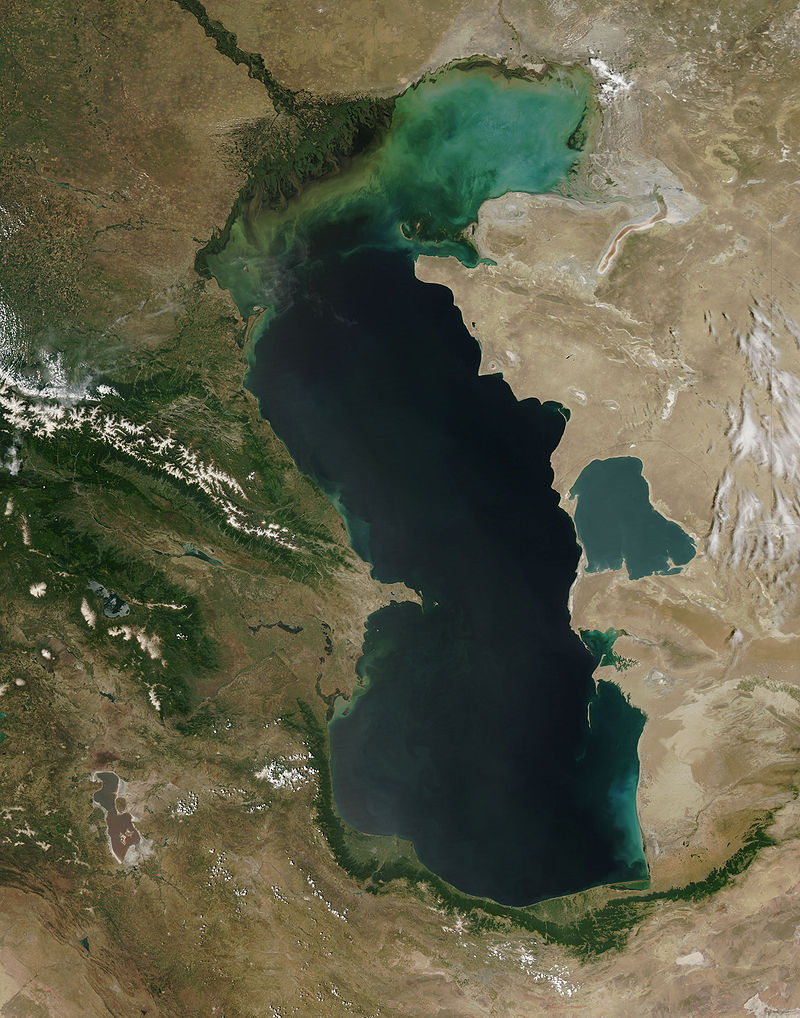 Marea Caspică văzută din orbită. Autor foto Jeff Schmaltz, MODIS Rapid Response Team, NASA/GSFC, sursă Wikipedia.