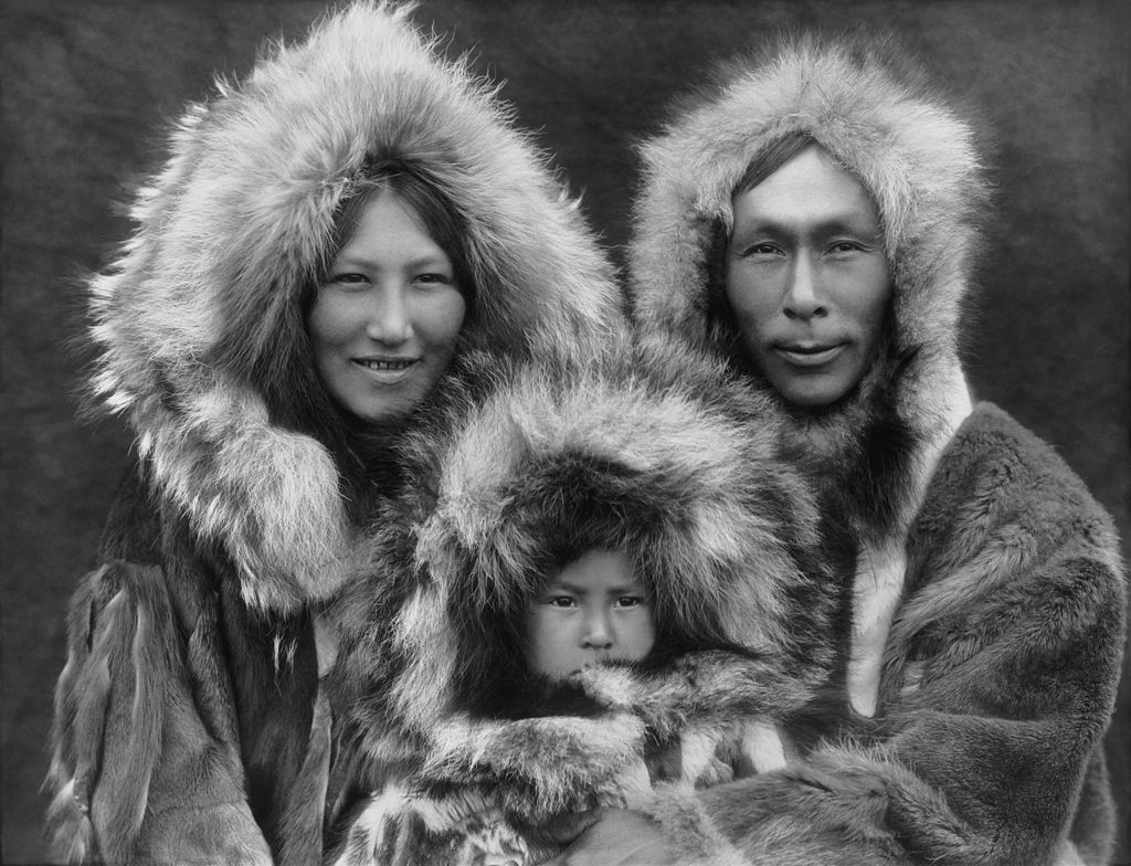 Foto de Edward S. Curtis. Familie de eschimoşi Inupiat din Noatak, Alaska, fotografiată în 1929. Sursa Wikipedia.