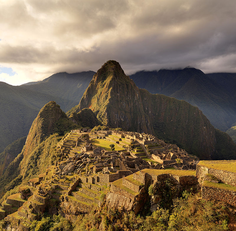 The Macchu Picchu, a UNESCO World Heritage Site near Cusco in Peru, at twilight. Foto de Martin St-Amant, sursa Wikipedia.