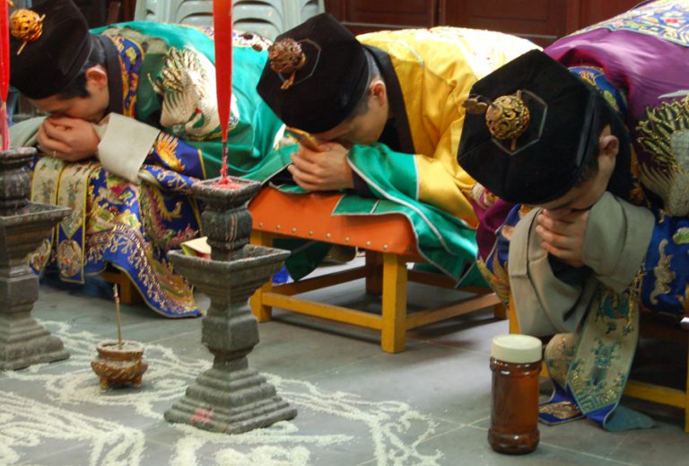 Taoists_performing_a_rite_at_the_Baiyun_Temple_of_Shanghai