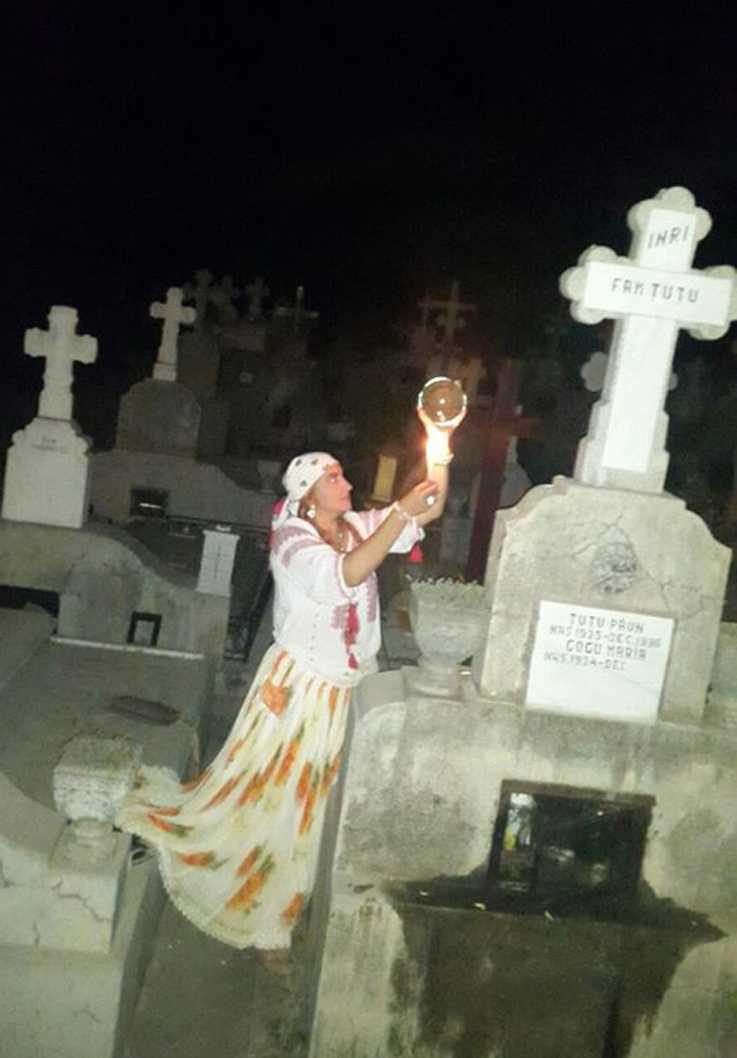 Copyright vrăjitoarea Elena Yagmur. Ritual la mormânt în cimitir. 