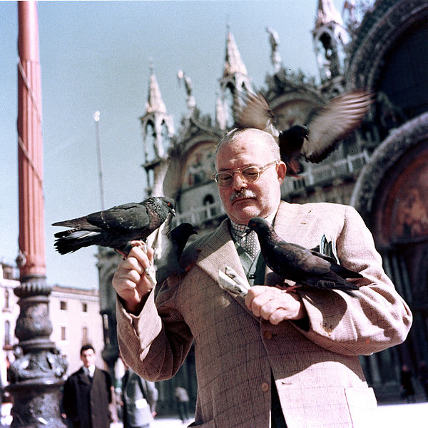 600px-Ernest_Hemingway_with_pigeons,_Venice,_1954