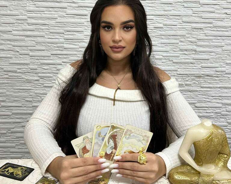 Adelina Maestra Tainelor Nevăzute - Cap