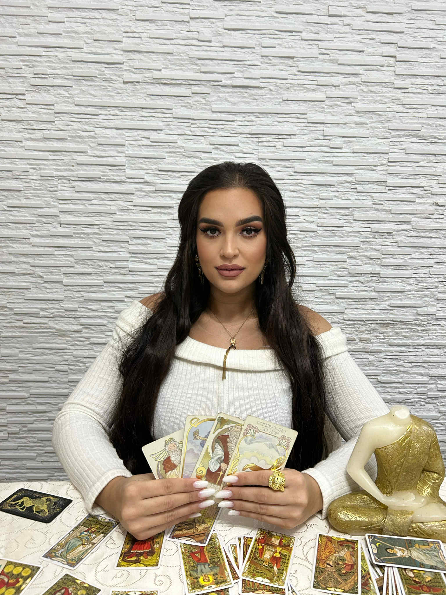 Adelina Maestra Tainelor Nevăzute