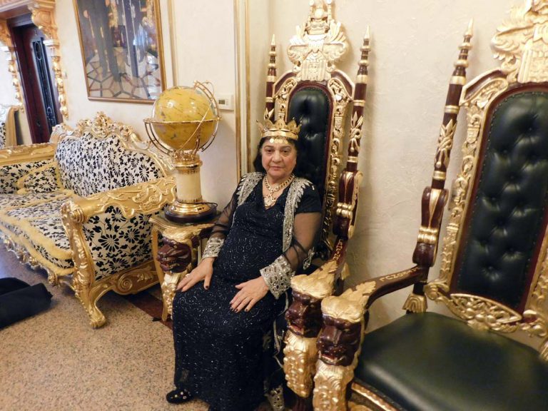 Maria Campina, regina Magiei Albe din Romania in scaunul de gala
