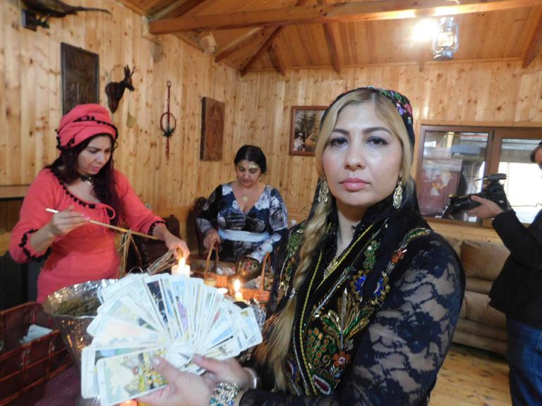 tamaduitoarea Sunita cu cartile