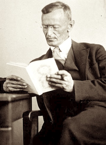 Hermann_Hesse_1927_Photo_Gret_Widmann (1)