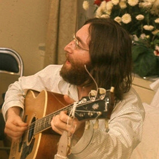 John_Lennon_rehearses_Give_Peace_A_Chance_cropped