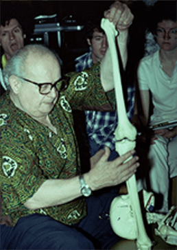 Moshe_Feldenkrais_demonstrating_the_structure_and_function_of_the_leg