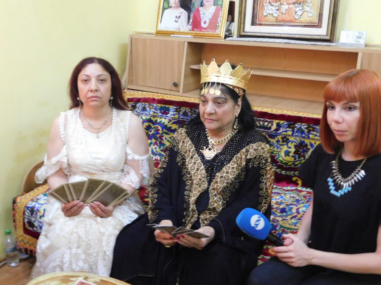 Maria Campimna si vrajitoarea Ioana Sidonia la ritual pentru tb Nova Bulgaria 4