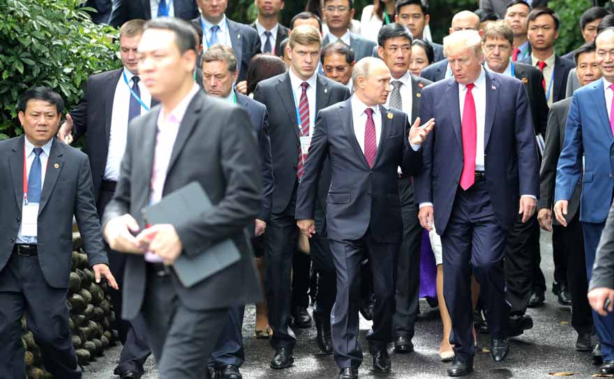 Vladimir_Putin_&_Donald_Trump_at_APEC_Summit_in_Da_Nang,_Vietnam,_11_November_2017