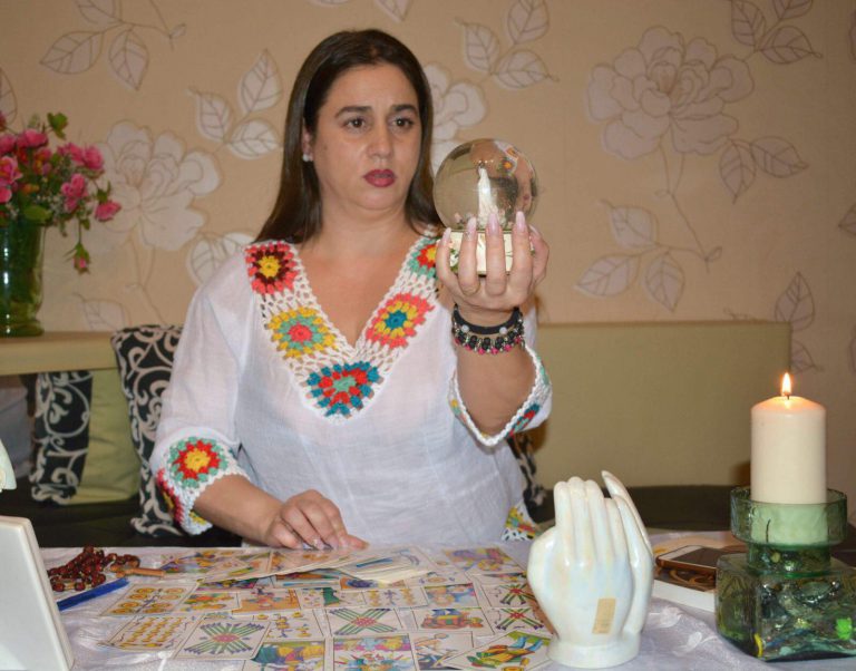 Clarvazatoarea Corina cu globul magic